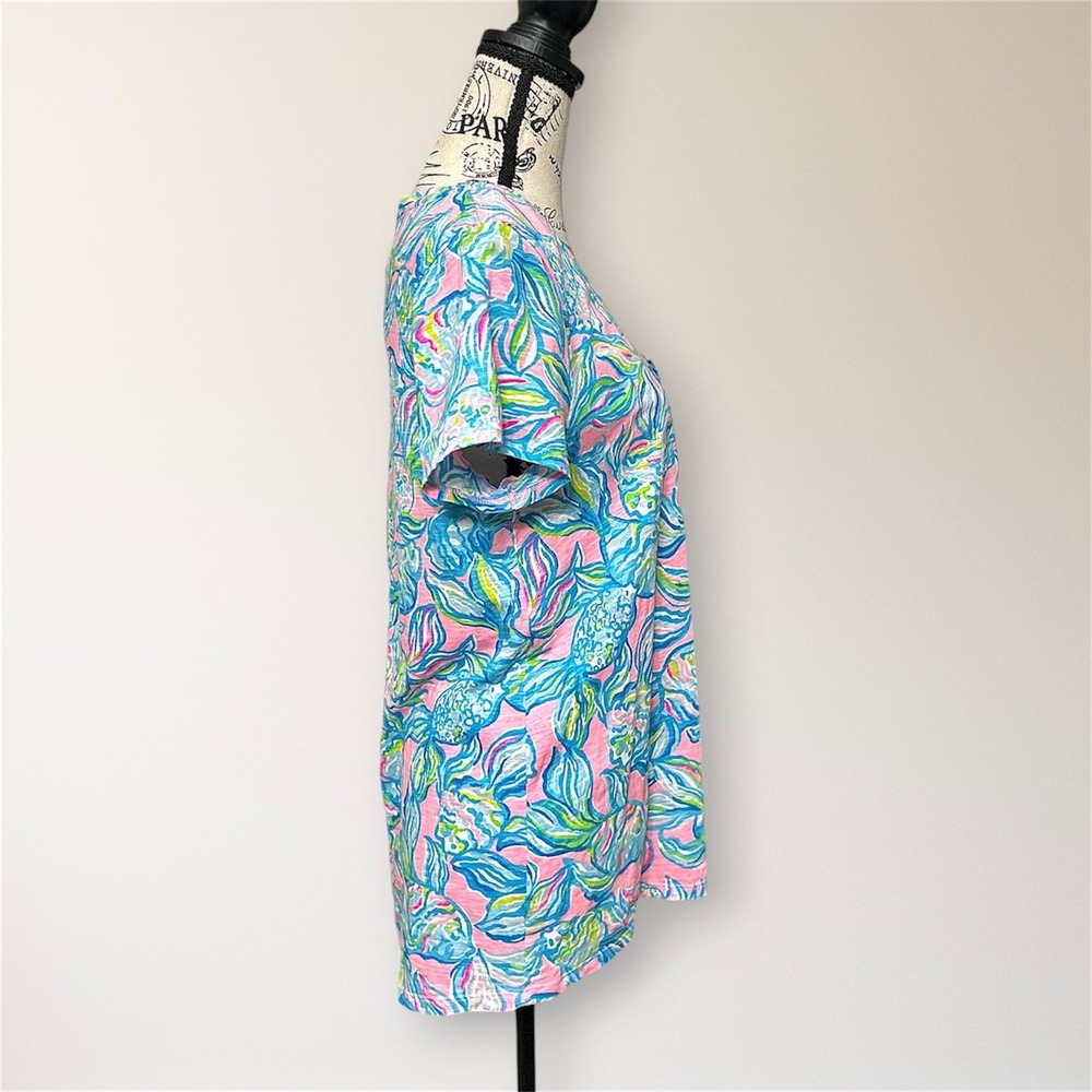 Lilly Pulitzer Etta Top M Pelican Pink Off The Scales Cotton V Neck Coastal Tee - Picture 3 of 9